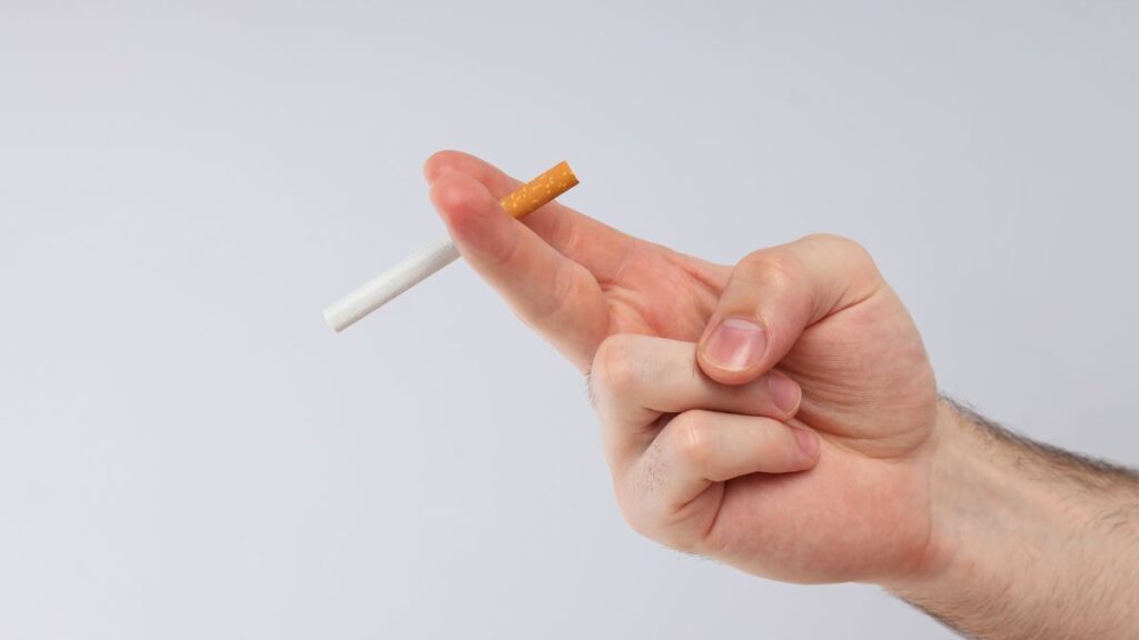 Chirurgie bariatrique et tabac : ce que vous devez savoir 1 L’image actuelle n’a pas de texte alternatif. Le nom du fichier est : arret-tabac-chirurgie-bariatrique-sleeve-bypass-cicatrisation.jpg